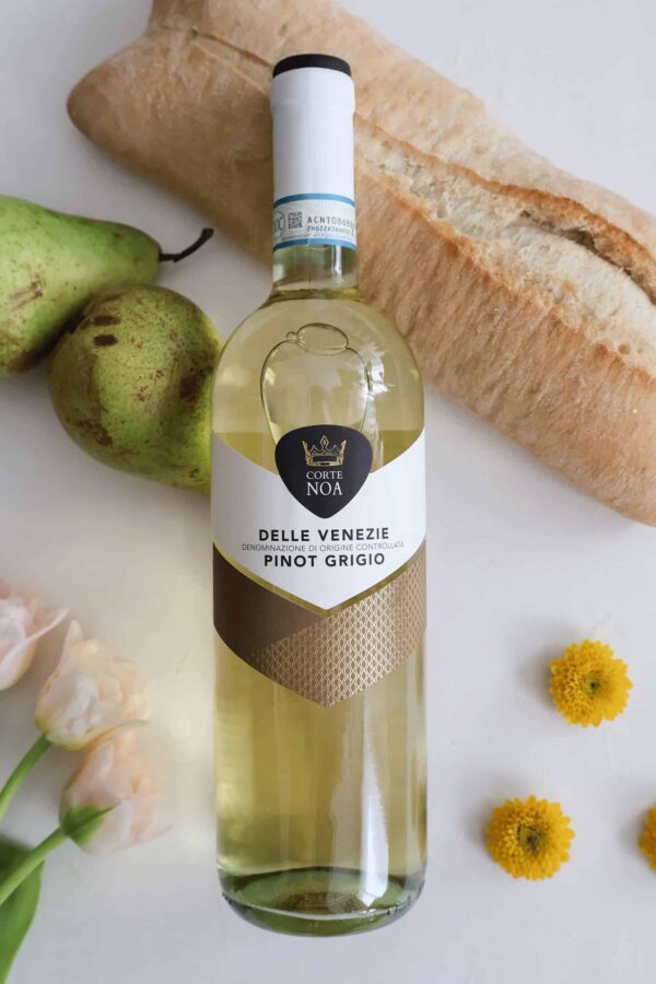 Pinot Grigio in seinem Bouquet aus Feldblumen, frischer Birne und Brotkruste.