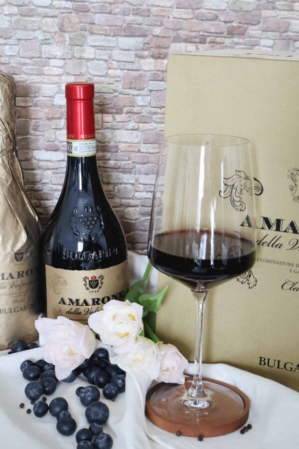 Rotwein Amarone Classico serviert.