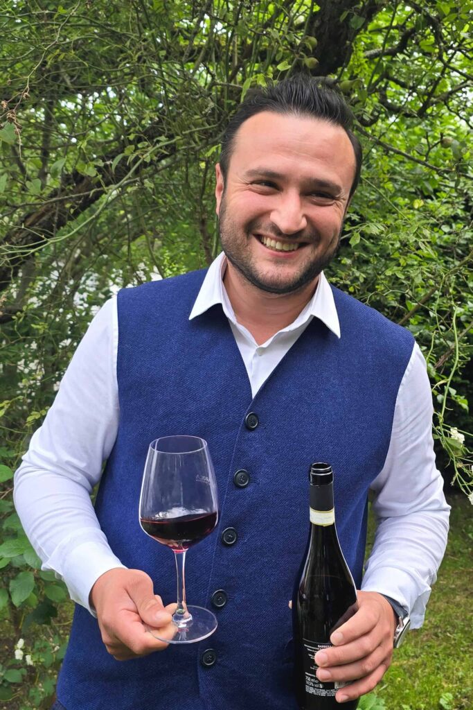 Inhaber von GR Weinkeller Giorgi Katamashvili mit seinem liebsten Wein.