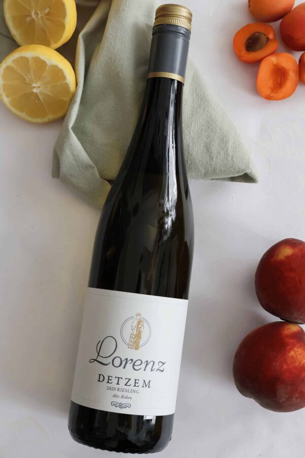 Trockener Riesling Lorenz Detzem aus dem Jahr 2020 mit Obst und Zitrusfrüchten angerichtet.